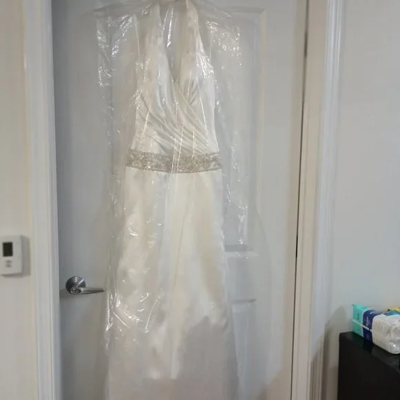 Gorgeous beautiful shape used Galina Signature Wedding gown Ivory, halter Size 6 - Picture 8 of 11